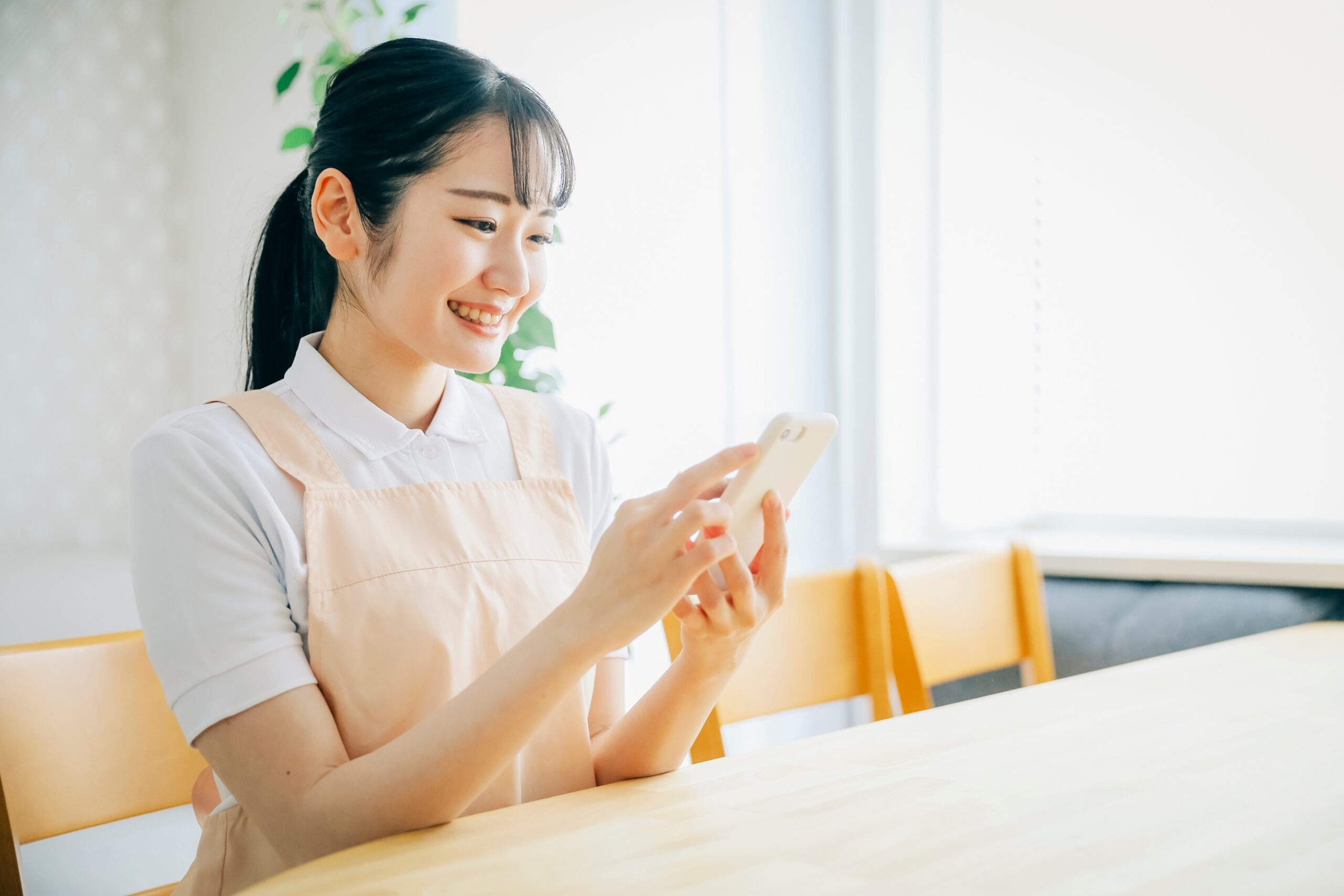 スマホを見ている女性の画像